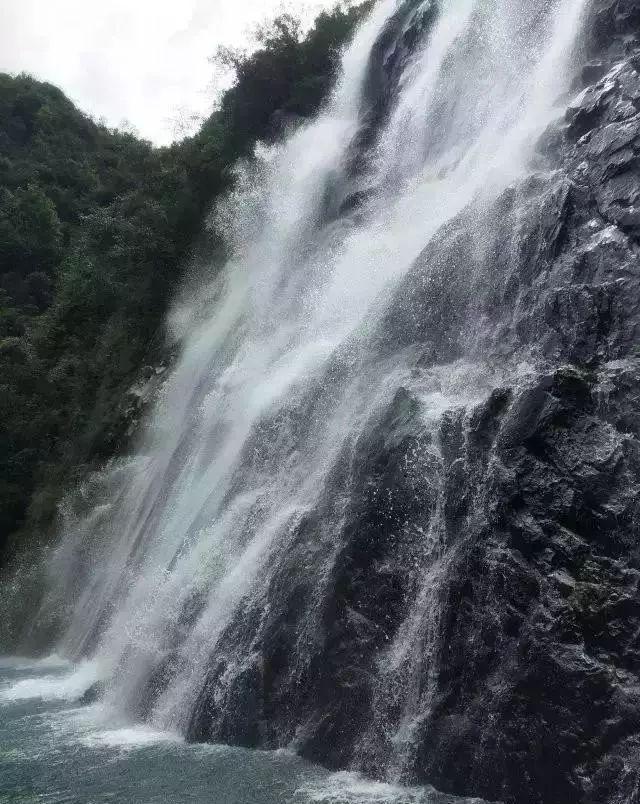 “开门杀”撞倒骑车人 违停司机需担责