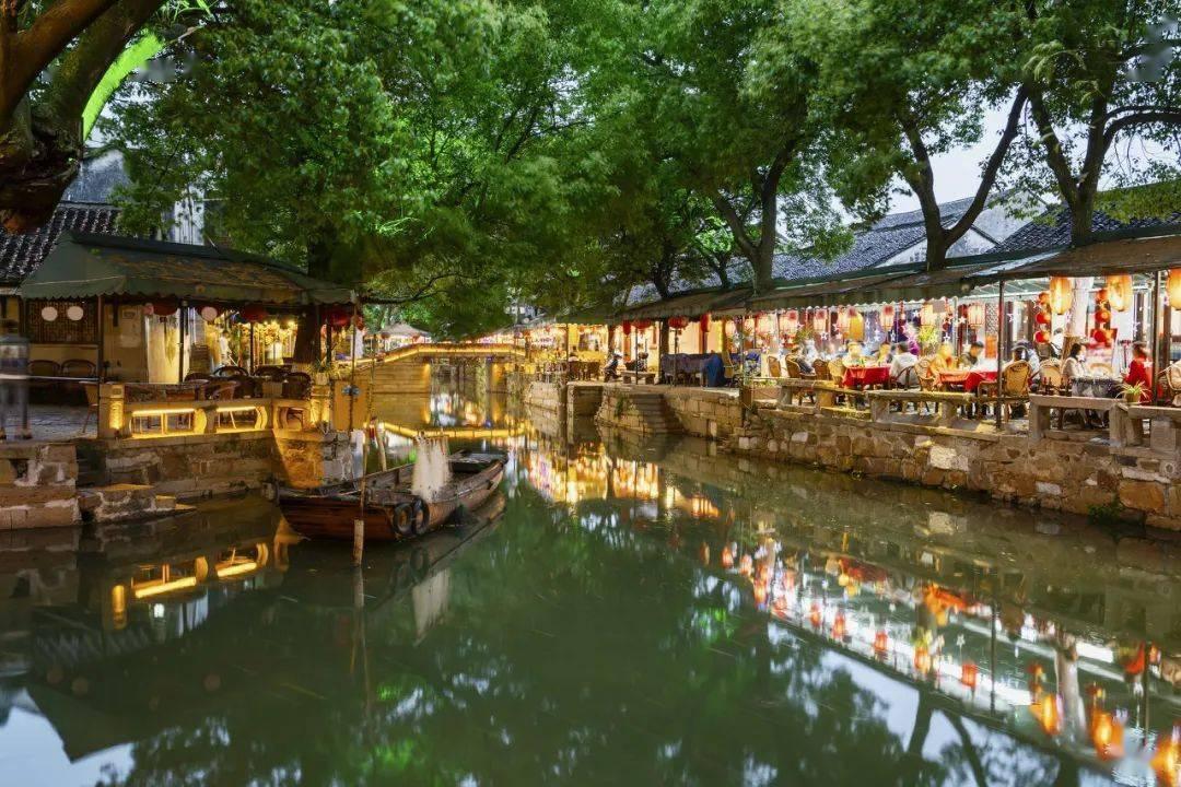 药厂总监谈阿隆索离队传闻：未来当然会生变化，我们信任主教练